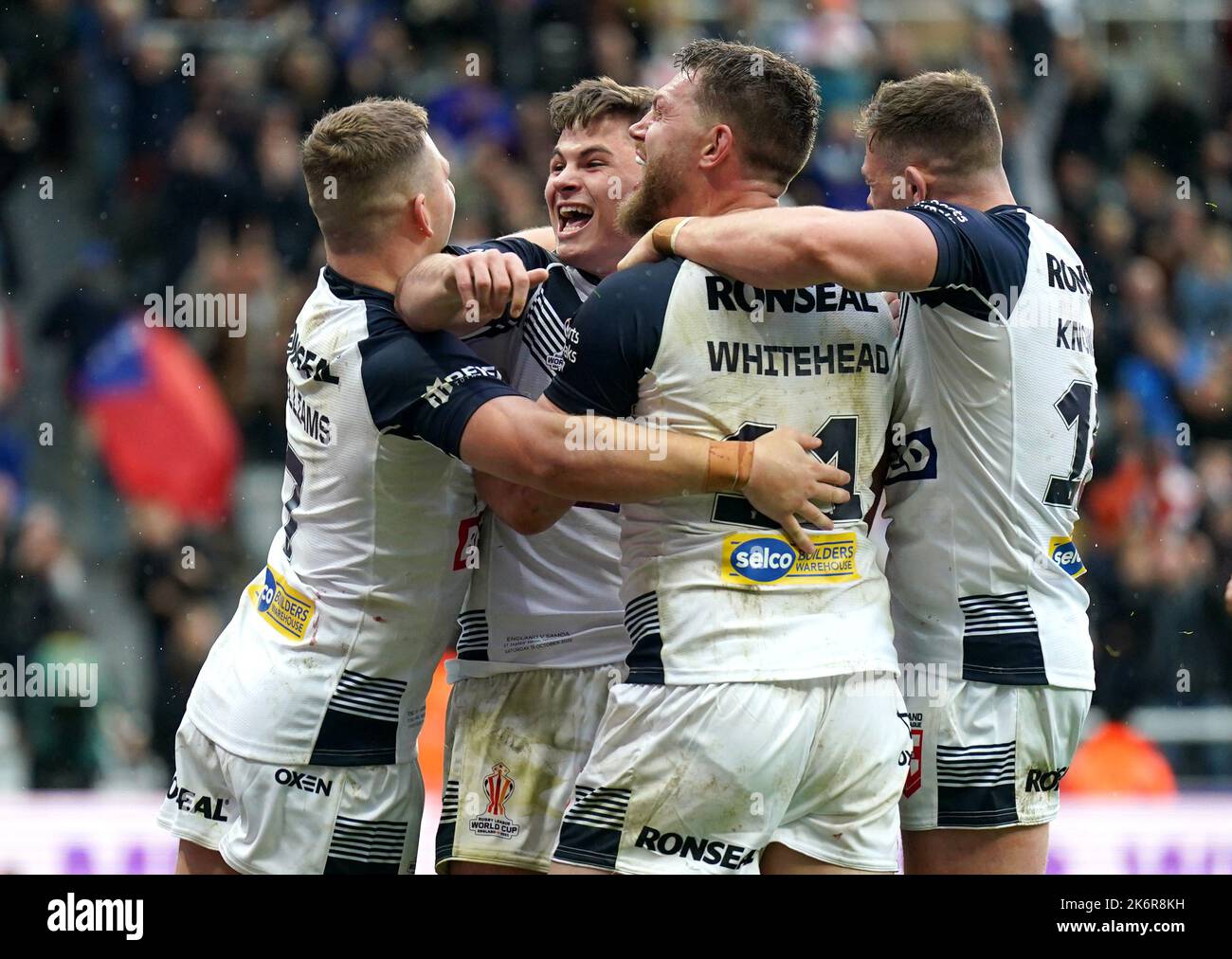 L'inglese Elliott Whitehead festeggia la sua settima prova di squadra durante la Coppa del mondo di Rugby League A match al St James' Park, Newcastle upon Tyne. Data immagine: Sabato 15 ottobre 2022. Foto Stock