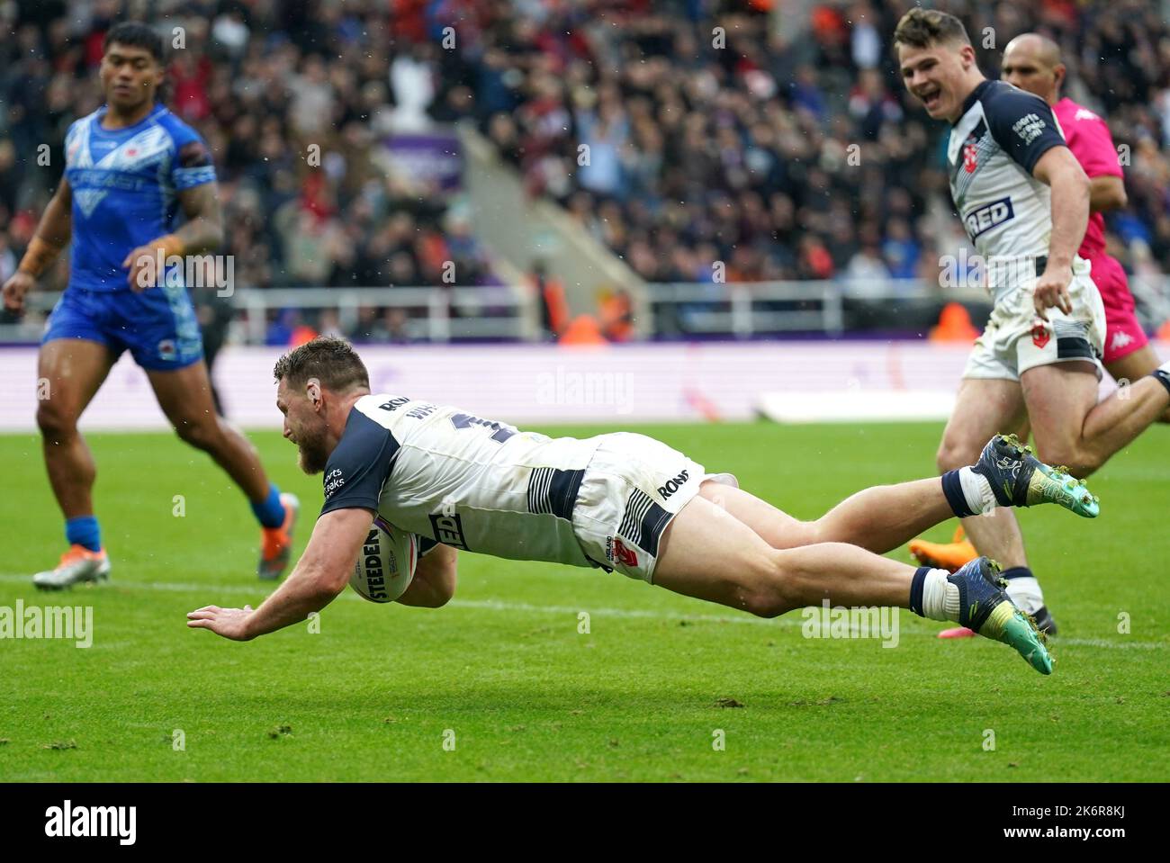 L'inglese Elliott Whitehead si tuffa per segnare i suoi lati settimo tentativo durante il gruppo di Coppa del mondo di Rugby League Una partita al St James' Park, Newcastle upon Tyne. Data immagine: Sabato 15 ottobre 2022. Foto Stock
