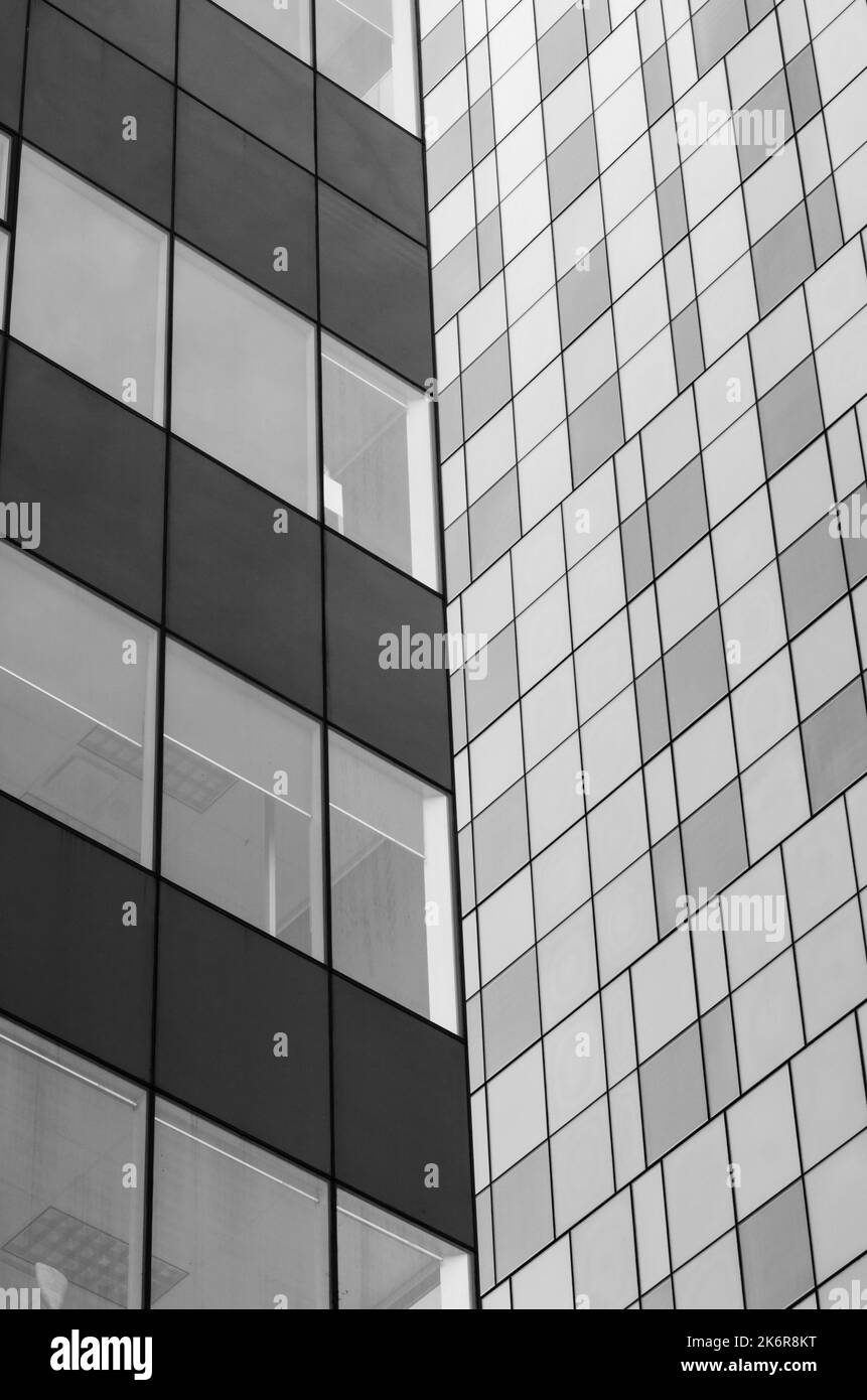 Prospettiva astratta di edifici in vetro e grattacieli che compongono il Centre Hospitalier de l'Universite de Montreal a Montreal, Quebec, Canada Foto Stock