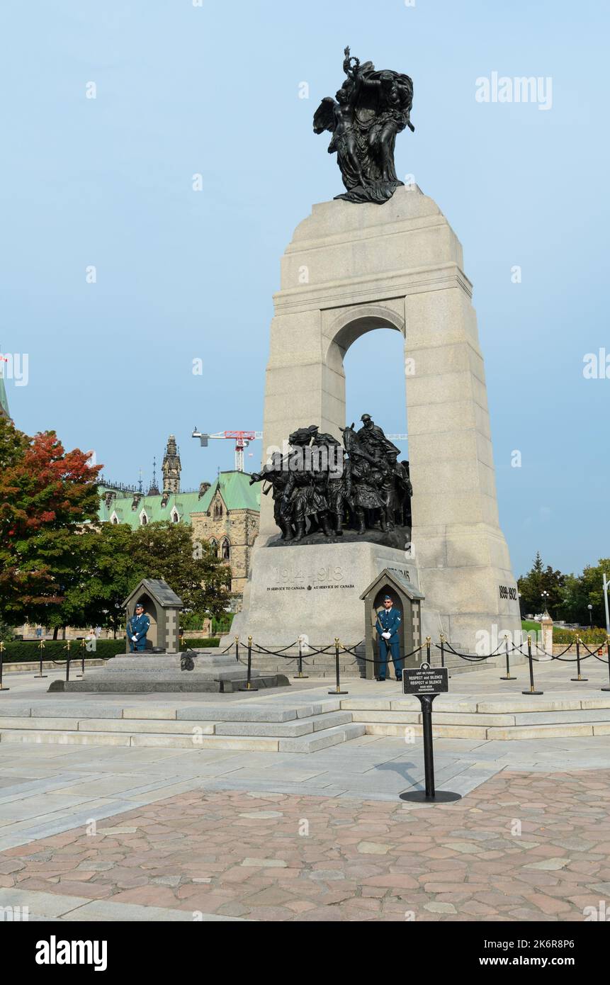 Il Canadian National War Memorial e la Tomba del Milite Ignoto a Ottawa, Ontario, Canada Foto Stock