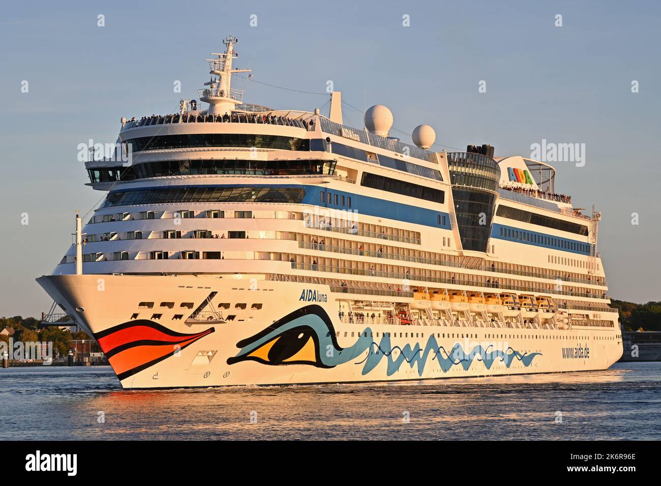 La nave da crociera AIDAluna parte da Kiel per una crociera nel mar baltico Foto Stock