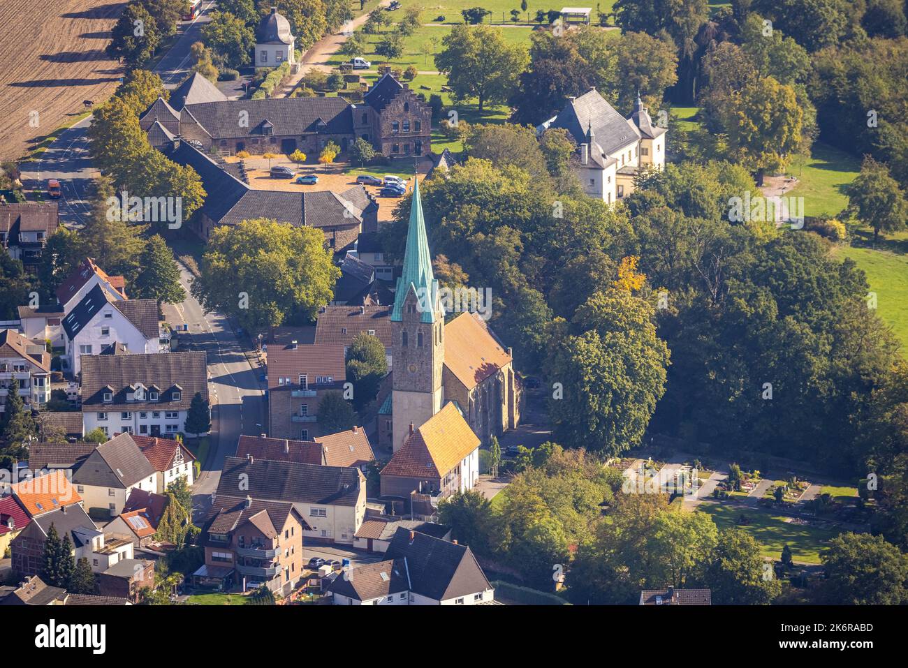 Vista aerea, St. Stephanus chiesa, sullo sfondo il castello ormeggiato Haus Oferdicke, Oferdicke, Holzwickede, Ruhr zona, Nord Reno-Westfalia, GE Foto Stock