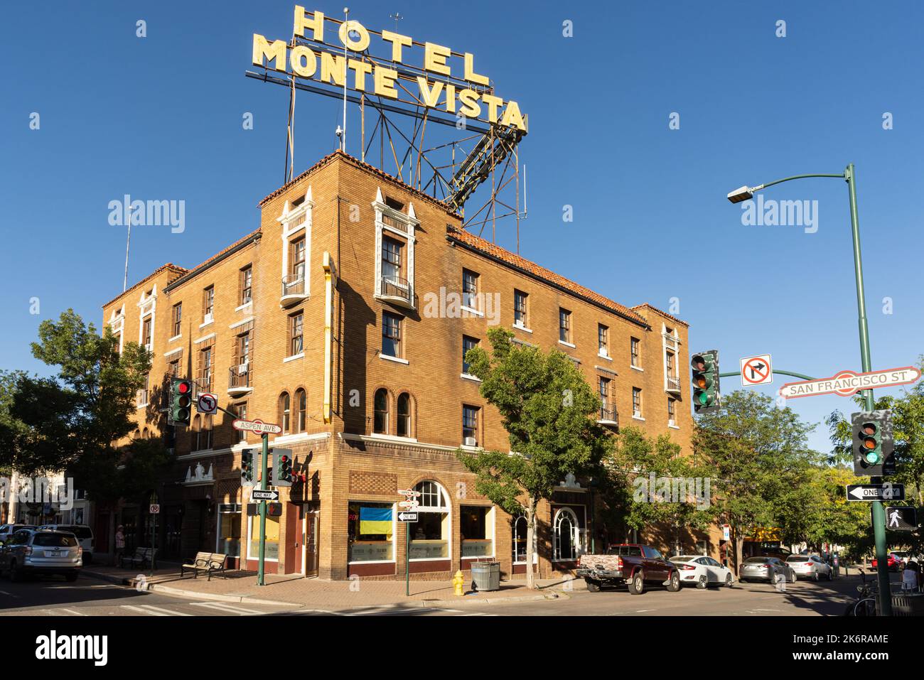 FLAGSTAFF, ARIZONA - 1 SETTEMBRE 2022: Lo storico Hotel Monte Vista, costruito nel 1927, nel centro di Flagstaff, Arizona Foto Stock