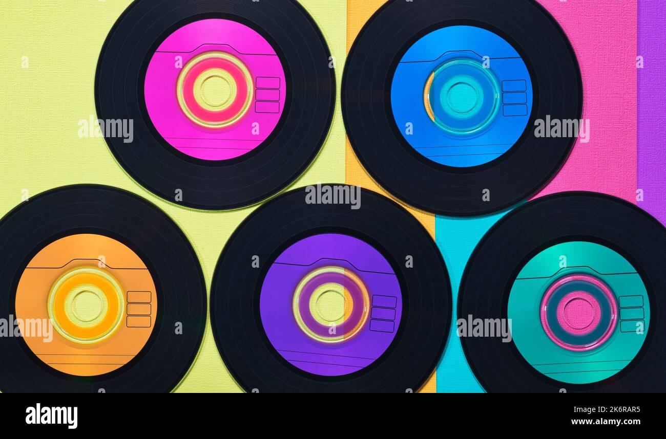 Dischi CD in vinile colorati in formato piatto, visualizzati su sfondo multicolore, retro registra l'immagine concettuale. Foto Stock
