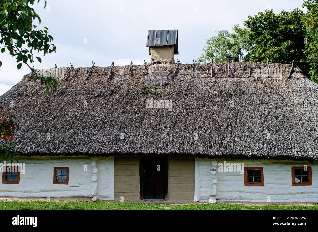 Antica casa rurale ucraina tradizionale in Pyrohiv (Pirogovo) villaggio vicino Kiev, Ukrain Foto Stock