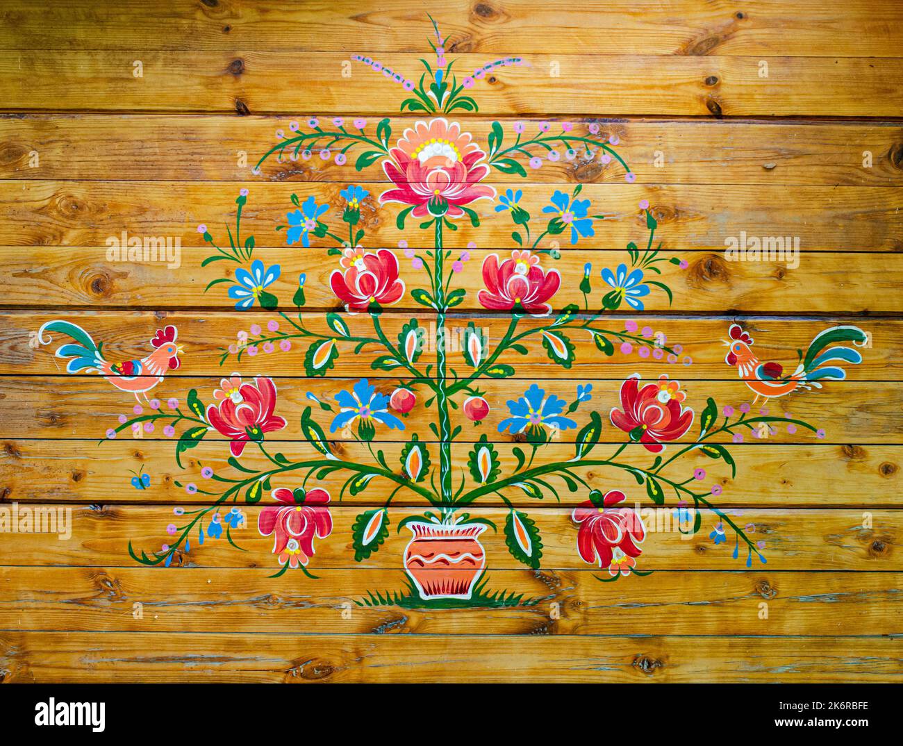 Vassoio ucraino Petrykivka, tradizionale stile pittura decorativa, souvenir artigianali su sfondo di legno scuro Foto Stock