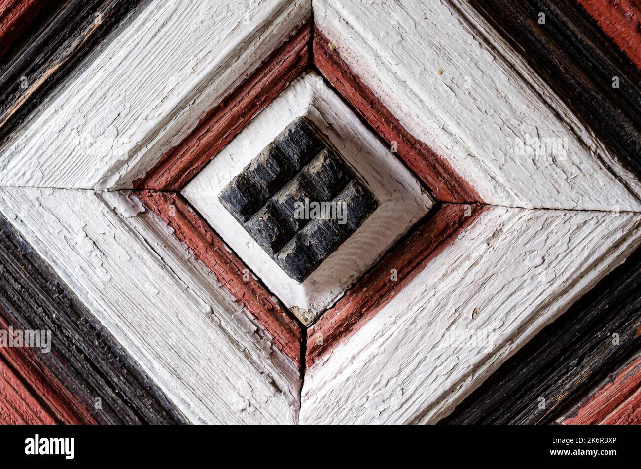 Antica chiesa in legno di San Michael nel parco di architettura Pirogovo e la vita di Ucraina colpo verticale di un vecchio edificio torre sotto un'oscura sk Foto Stock