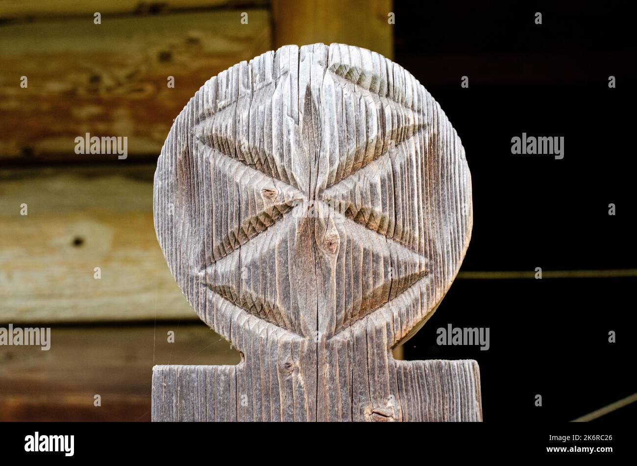 Antica chiesa in legno di San Michael nel parco di architettura Pirogovo e la vita di Ucraina colpo verticale di un vecchio edificio torre sotto un'oscura sk Foto Stock