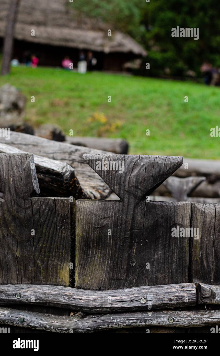 Antica chiesa in legno di San Michael nel parco di architettura Pirogovo e la vita di Ucraina colpo verticale di un vecchio edificio torre sotto un'oscura sk Foto Stock