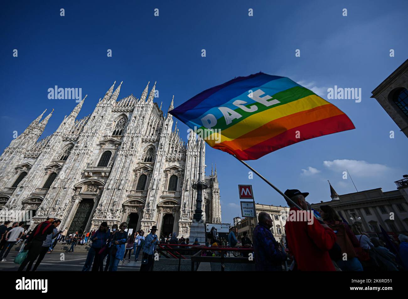Un uomo tiene una bandiera di pace davanti al Duomo durante un demo organizzato dall'Unione popolare a Milano il 15 ottobre 2022 Credit: Piero Crociatti/Alamy Live News Foto Stock