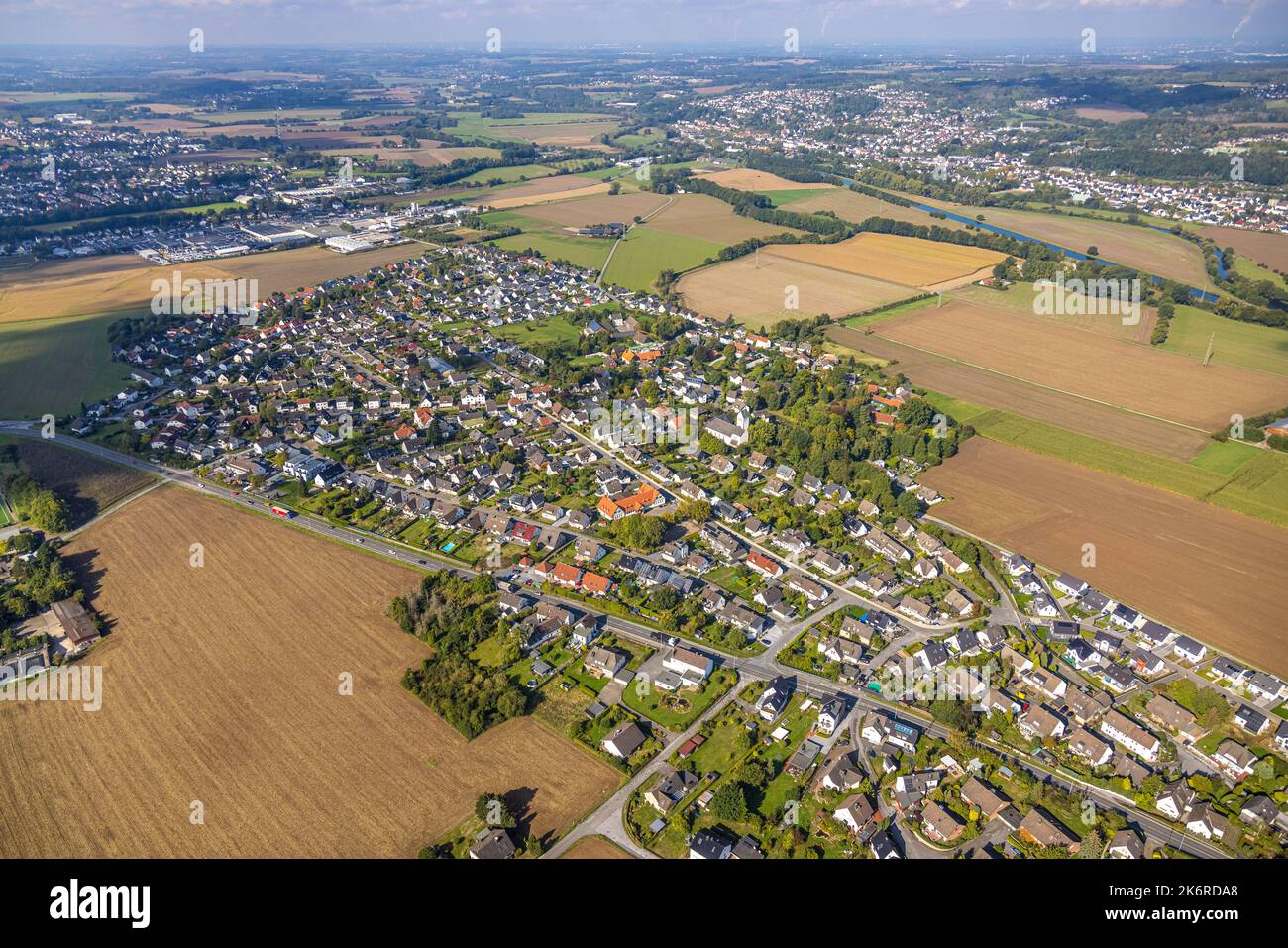 Vista aerea, vista villaggio, scuola elementare St. Michael, chiesa Schwitten, vivere e vivere, Schwitten, Menden, Zona della Ruhr, Renania settentrionale-Vestfalia, G. Foto Stock