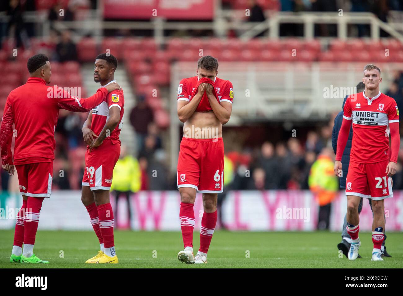 Un Dael Fry #6 di Middlesbrough sconsolato dopo la partita del campionato Sky Bet Middlesbrough vs Blackburn Rovers al Riverside Stadium, Middlesbrough, Regno Unito, 15th ottobre 2022 (Foto di James Heaton/News Images) Foto Stock