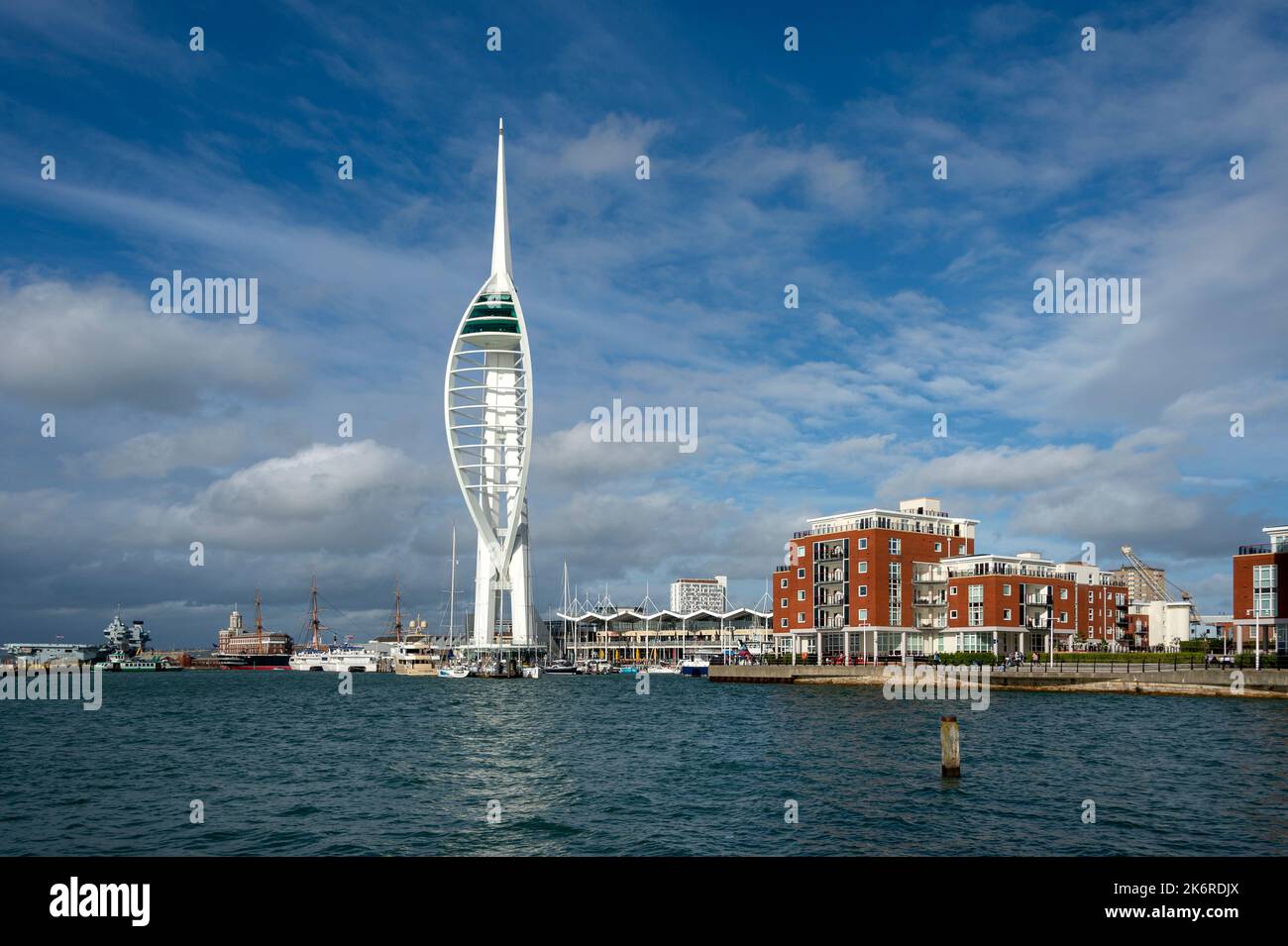 Ottobre 15 2022. Portsmouth, hampshire, UK.The Spinnaker Tower e Gunwharf Quays a Portsmouth, Regno Unito Foto Stock