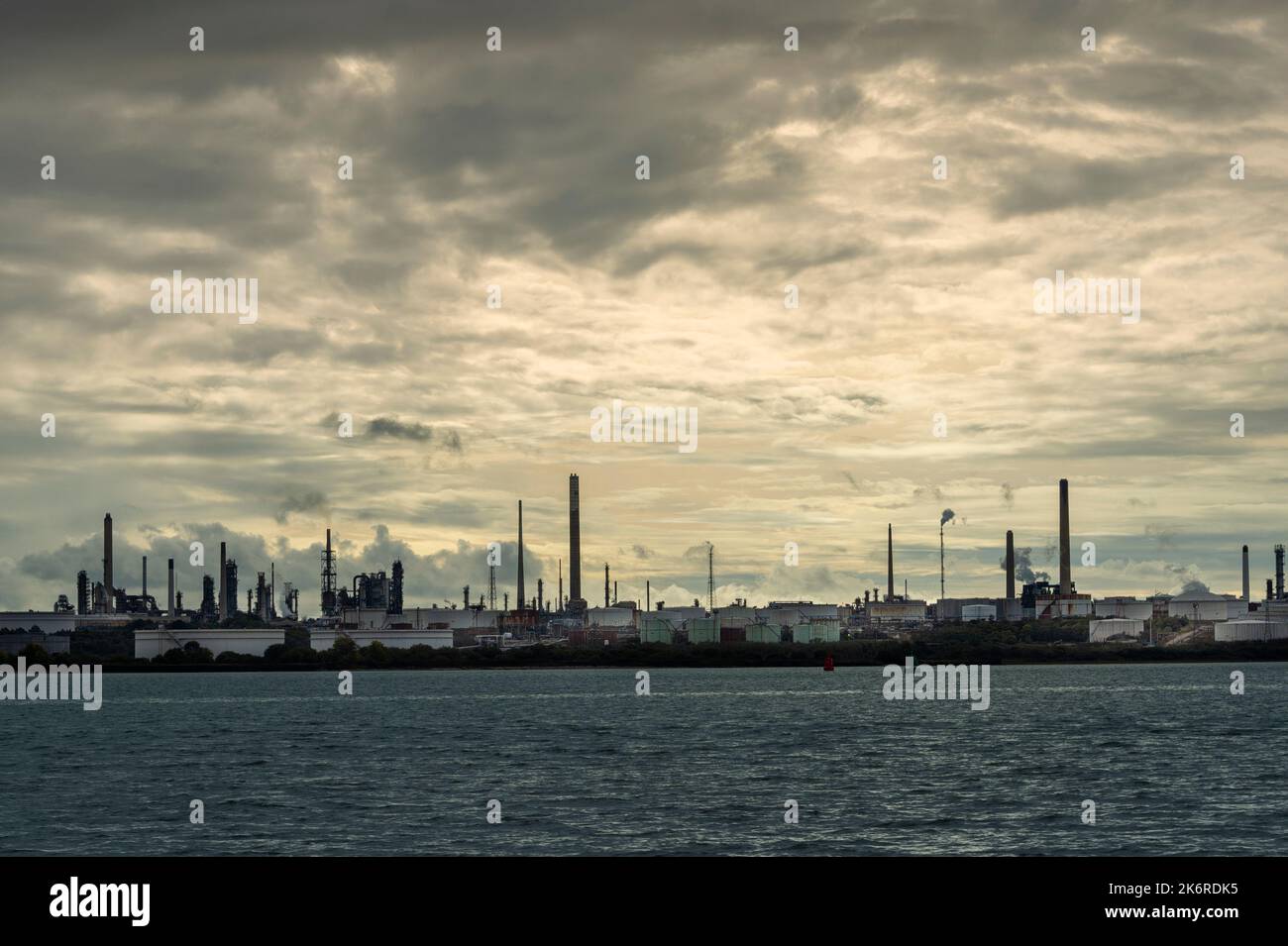 Raffineria petrolifera e petrolchimica Fawley su Sothampton Water, Hampshire, Regno Unito Foto Stock
