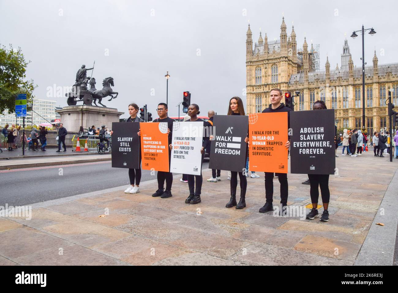 Londra, Regno Unito. 15th ottobre 2022. Camminate per i partecipanti alla libertà vicino al Ponte di Westminster. Migliaia di persone in tutto il mondo si sono unite alla giornata d'azione, con i partecipanti che camminano in linea e trasportano cartelli in varie città per sensibilizzare il pubblico sulla tratta di esseri umani. Credit: Vuk Valcic/Alamy Live News Foto Stock