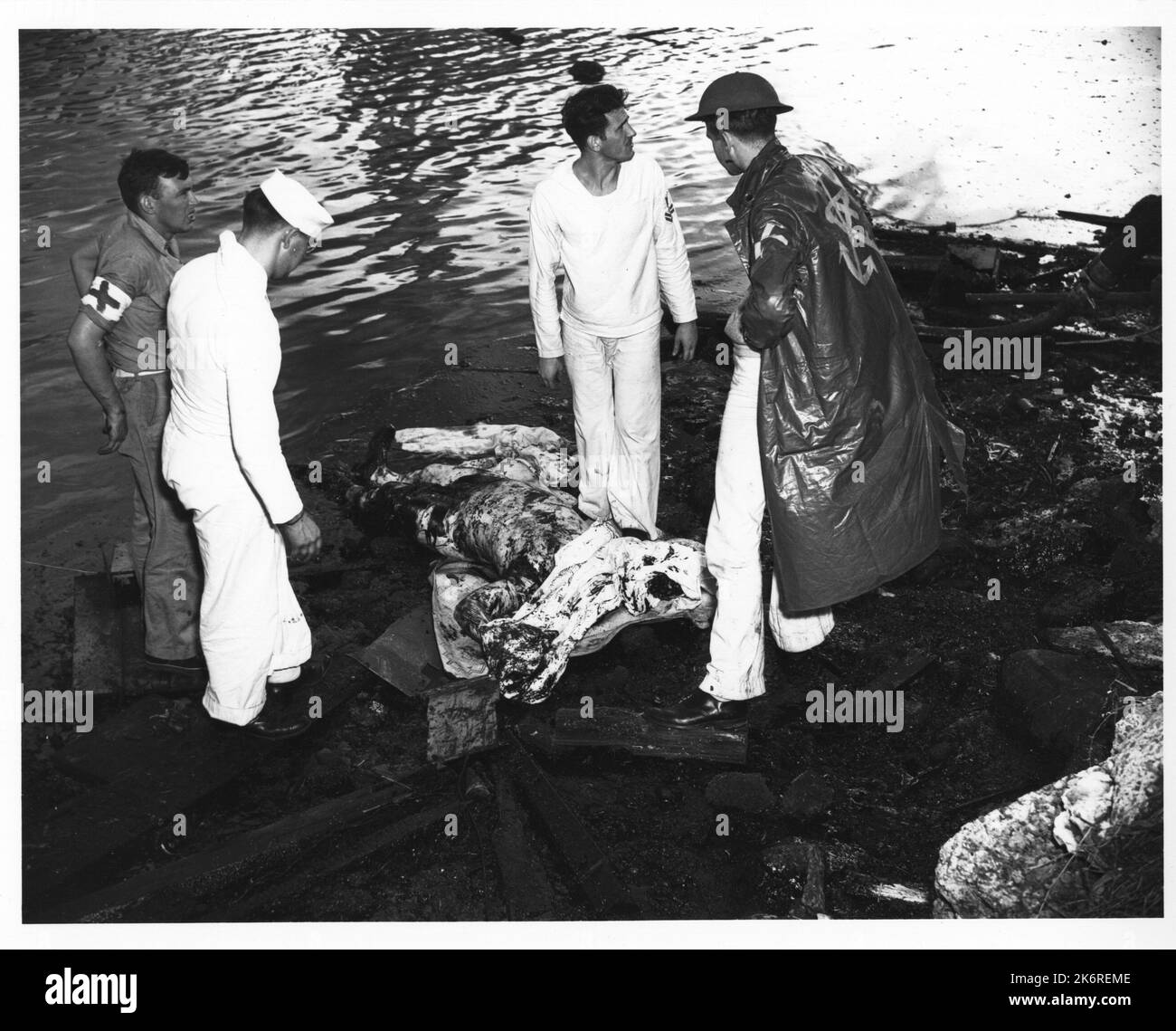 Fotografia dei resti frantumati di un pilota giapponese il cui aereo è stato abbattuto durante l'attacco di Pearl Harbor USS Arizona (BB39) che bruciò dopo l'attacco giapponese a Pearl Harbor, dicembre 7 1941. Foto Stock