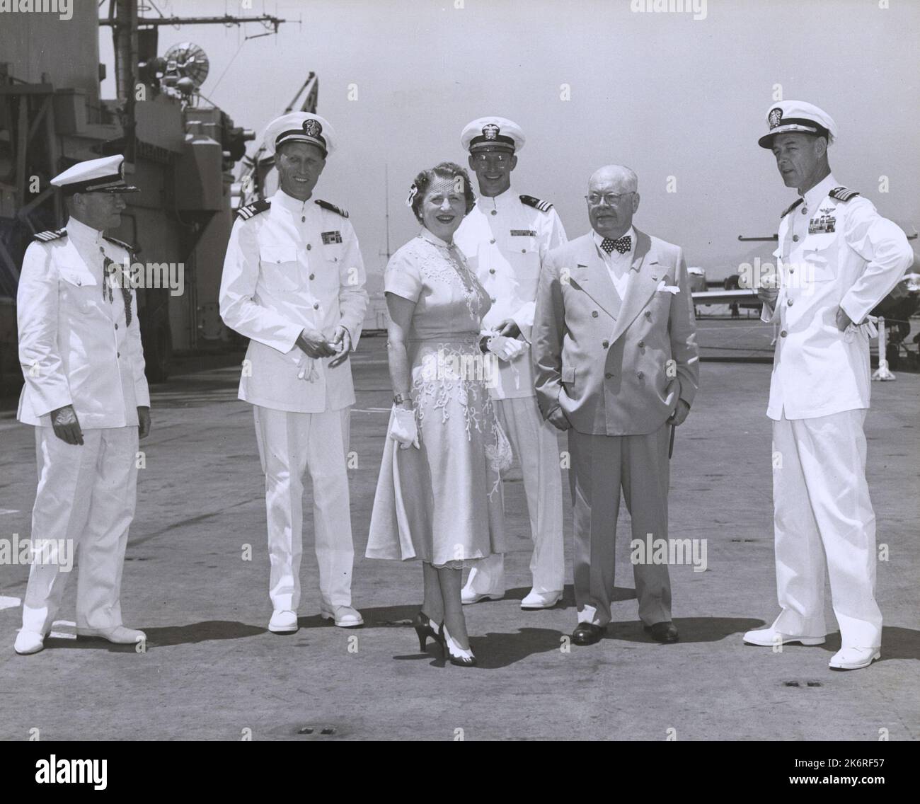 Ambasciatore americano in Brasile, James Scott Kemper, a bordo della USS Roosevelt (CVA-42) durante la visita delle navi a Rio de Janeiro, BrazilPictured: (L-R) Capitano T.F. Cullen, Lt. L. Dobbs, Sig.ra J.S. Kemper, moglie di AMB, LCDR. McCauley, l'ambasciatore Kemper e il capitano J.S. Thach, CO della nave. Foto Stock