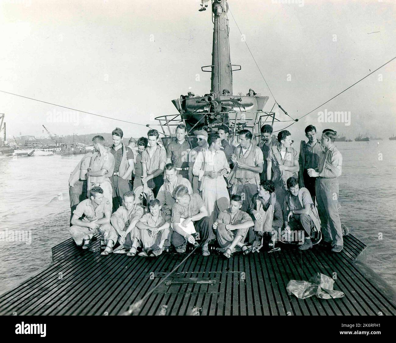 Fotografia dell'equipaggio e degli ufficiali di due B-29 e tre aerei Fighter a bordo della USS Tigrone (SS-419) dopo essere stati costretti a scendere sul lungomare Row: SGT. G.L. Mantak; Sgt. G.E. Carroll; Lt. W.L. Lynch; Sgt. R.E. Heund; S/Sgt. R.W. Thomas Yanden; S/Sgt. LA Roberts Ellison; S/Sgt. C.D. Grady. In piedi: L. R. Stevenson; Sgt. R.W. Willodson; S/Sgt. D.. Pickens; S/Sgt. S.T. Robinson; Capt. W.F. Pitts; col. G.W. Mundy; Lt. W.A. Weiss; Lt. F.L. Ayres; Cap. W.F. Berthel; Capt. J.A. Miranke; D.A. Gerth; Lt. T. Romak; Lt. L.M. Cristiano. Fotografo: Gaither PHoM1/c. Foto Stock