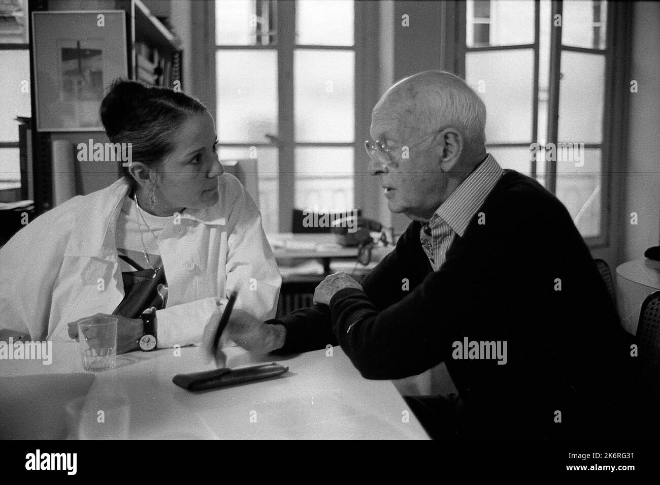 Henri Cartier-Bresson, fotoreporter francese, con un assistente dell'agenzia Magnum, Parigi, Francia, 1991 Foto Stock