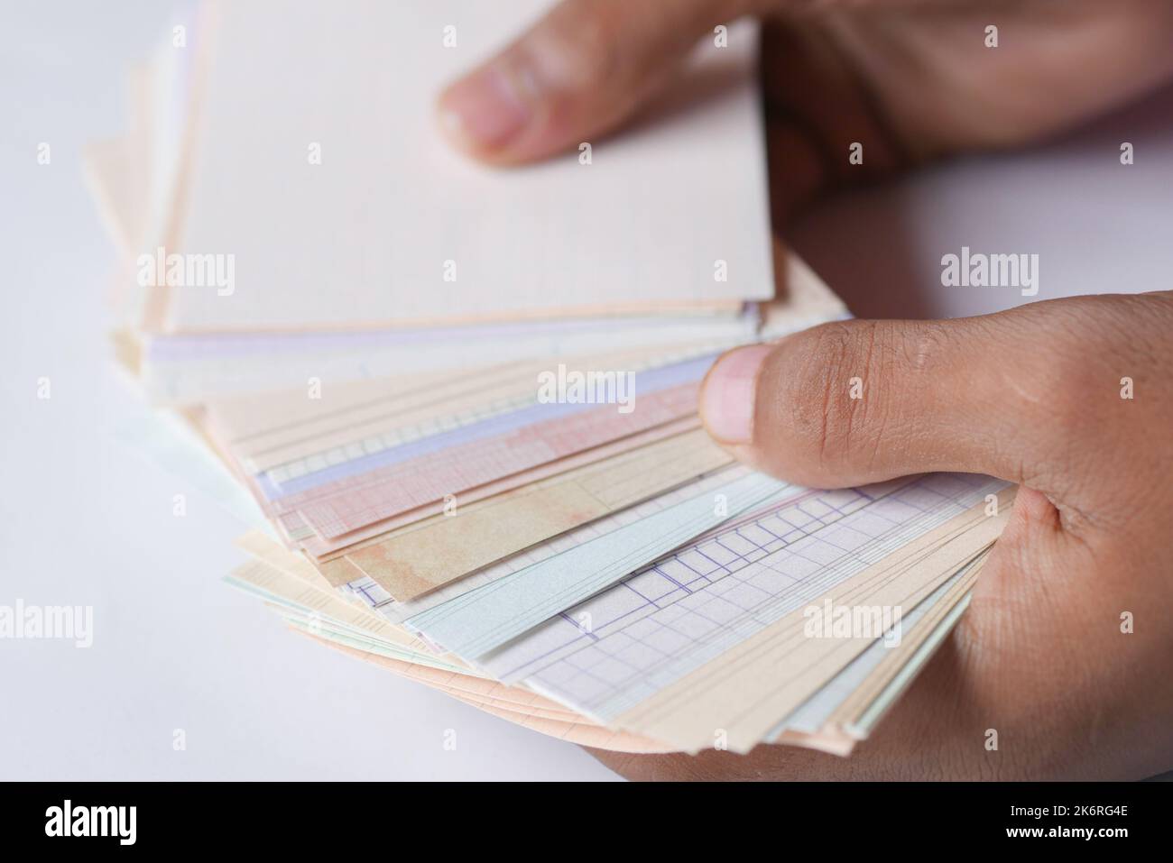 gli uomini mano su carta artigianale primo piano Foto Stock