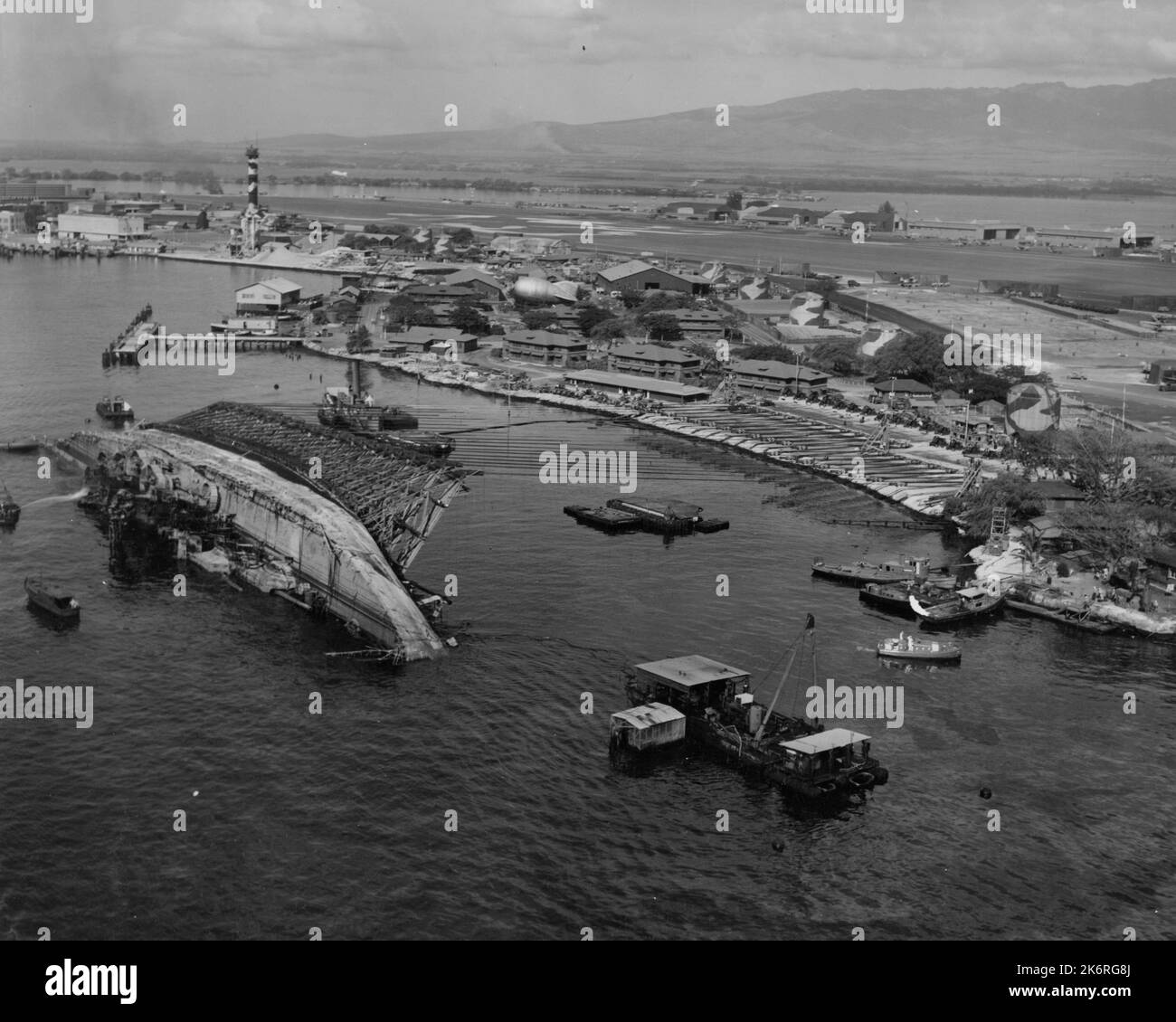Vista aerea che mostra il salvataggio della USS Oklahoma (BB-37) Foto Stock
