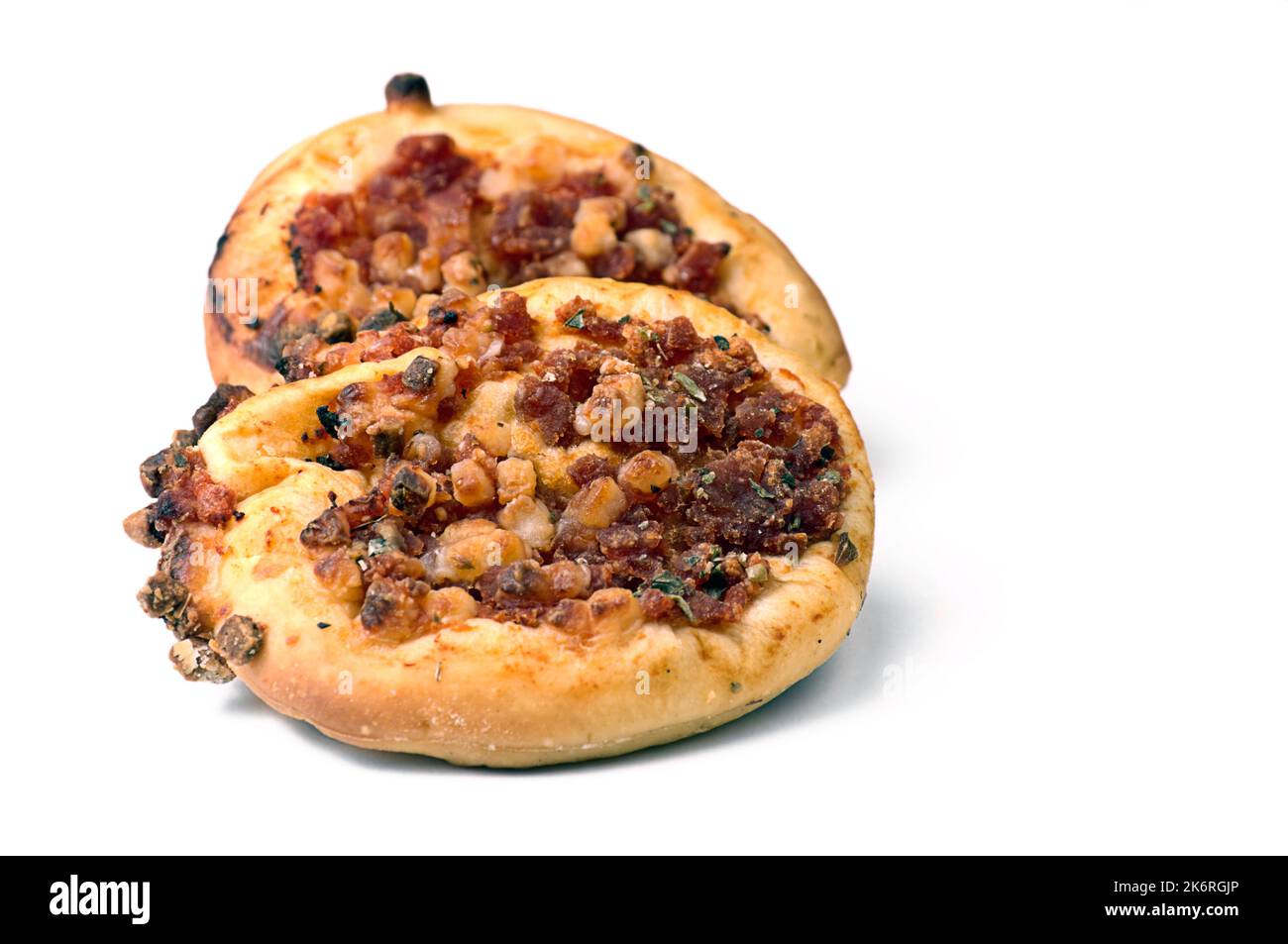 Piccola pizza appena cotta con ingredienti biologici e molto gustosa. Foto Stock