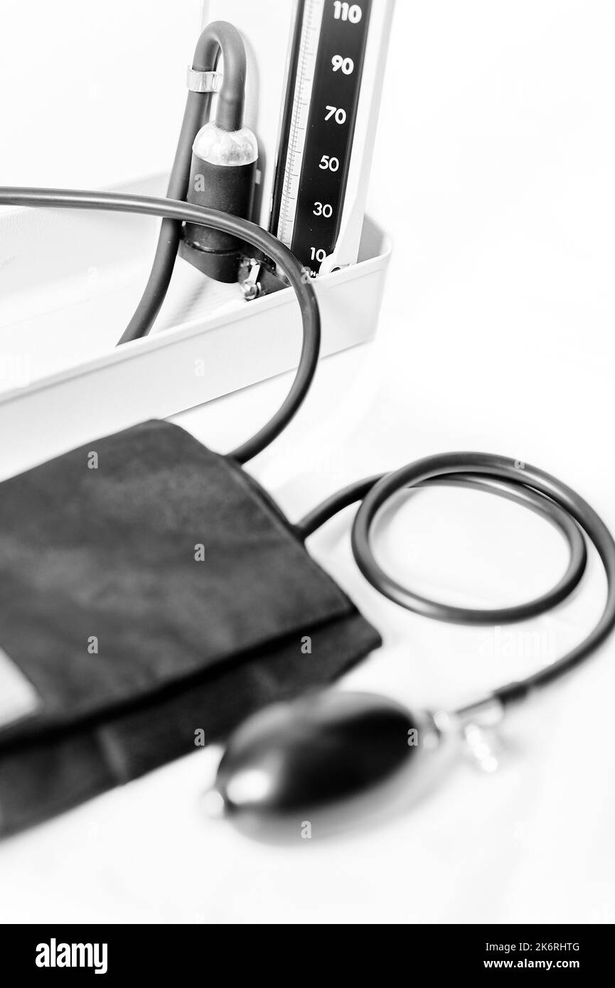 Particolare monitor antico della pressione sanguigna degli anni Sessanta Foto Stock