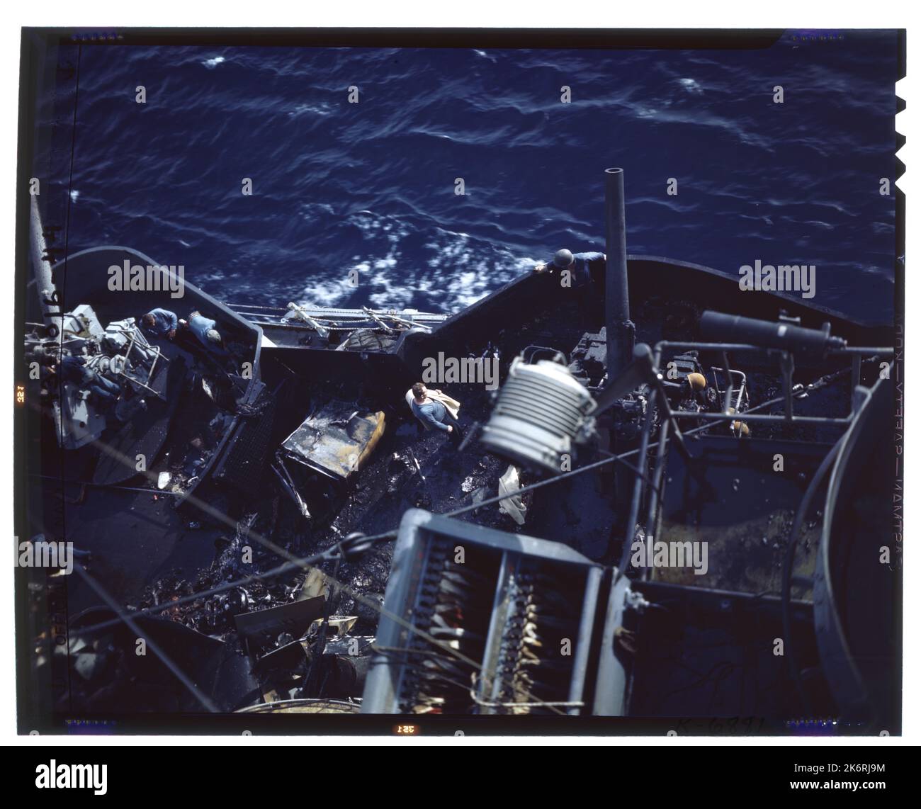 Danni da battaglia alla USS Nashville (CL-43) 'danni da battaglia alla USS Nashville (CL-43) derivanti da un incidente aereo Jap sul lato del porto del quarterdeck.'. Foto Stock