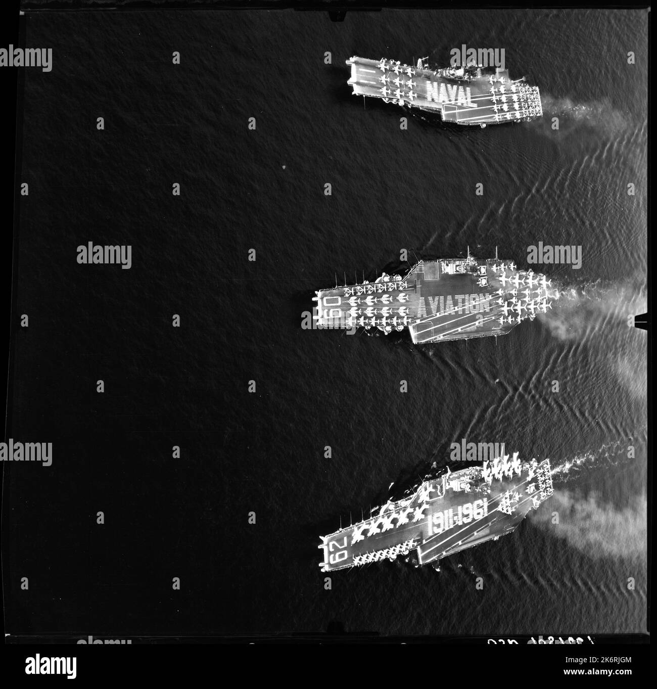 USS Intrepid (CVA-11), USS Saratoga (CV-60) e USS Independence (CVA-62) commemorano il 50th° anniversario dell'aviazione navale. Gli equipaggi della Sesta flotta vettori Intrepid CVA-11, USS Saratoga CVA-60 e USS Independence CVA-62 sono ranghi per spiegare l'aviazione navale 1911-1961 per commemorare il 50th° anniversario dell'aviazione navale. Foto Stock