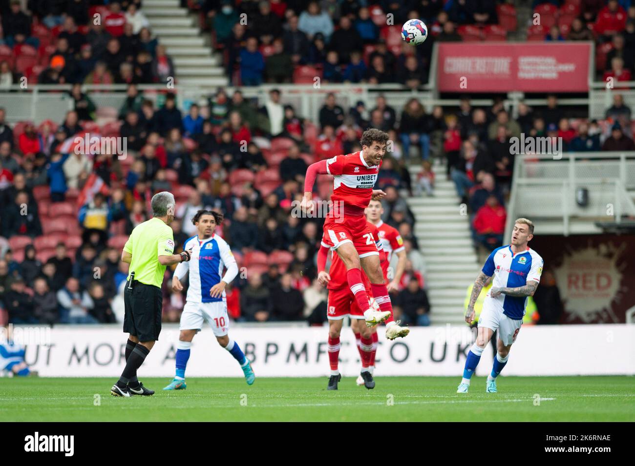 Matt Crooks di Middlesbrough esce fuori difesa durante la partita del campionato Sky Bet tra Middlesbrough e Blackburn Rovers al Riverside Stadium di Middlesbrough sabato 15th ottobre 2022. (Credit: Trevor Wilkinson | NOTIZIE MI) Credit: NOTIZIE MI e sport /Alamy Live News Foto Stock