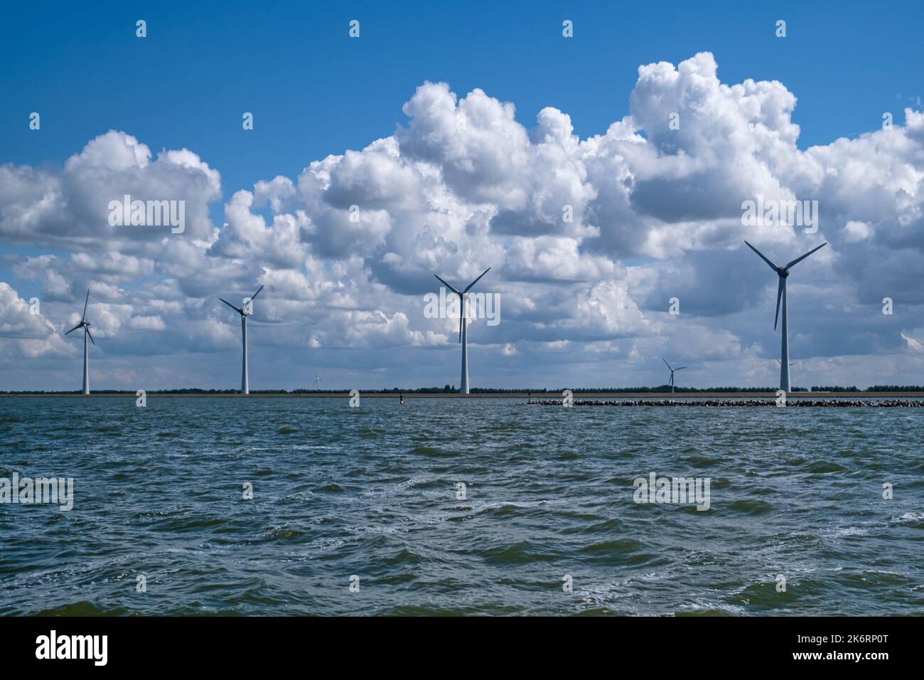Netherland, parco di turbine eoliche nelle acque di ijsselmeer Foto Stock