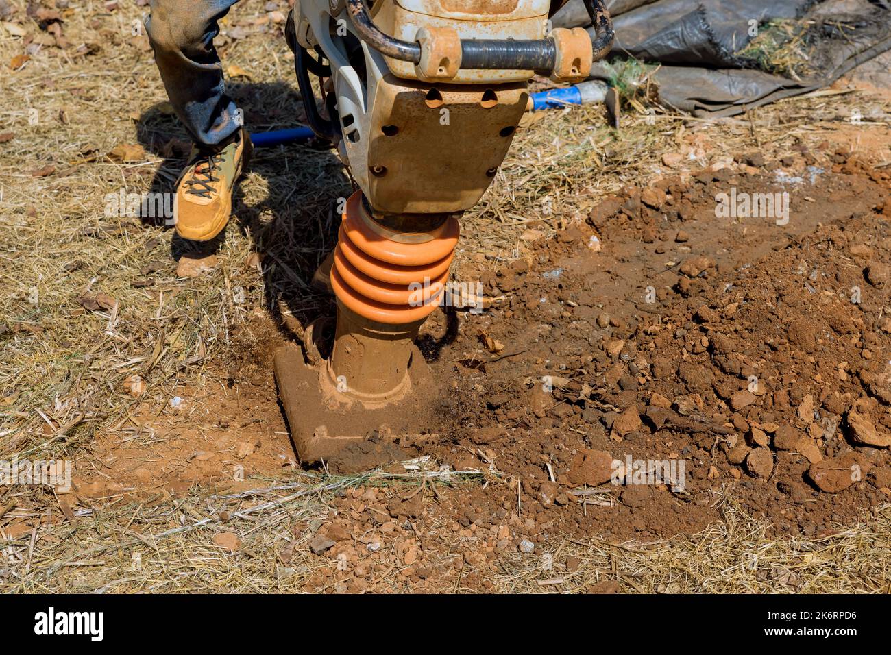 Quando si utilizza una macchina compattatrice, le piastre vibranti saltano durante la compattazione a terra durante la costruzione Foto Stock