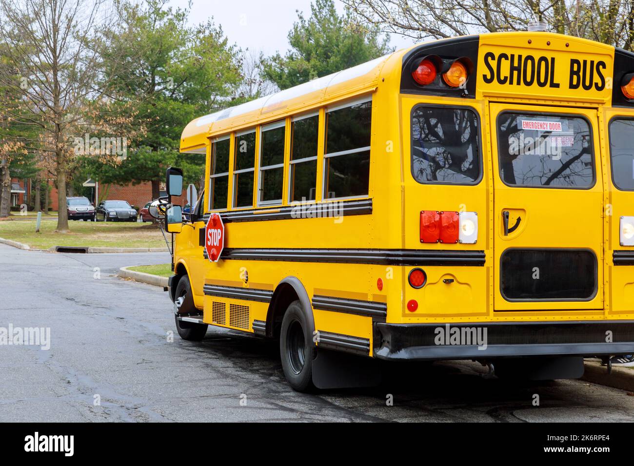 Tradizionalmente, gli autobus scolastici sono stati utilizzati quotidianamente per trasportare i bambini a scuola. Foto Stock