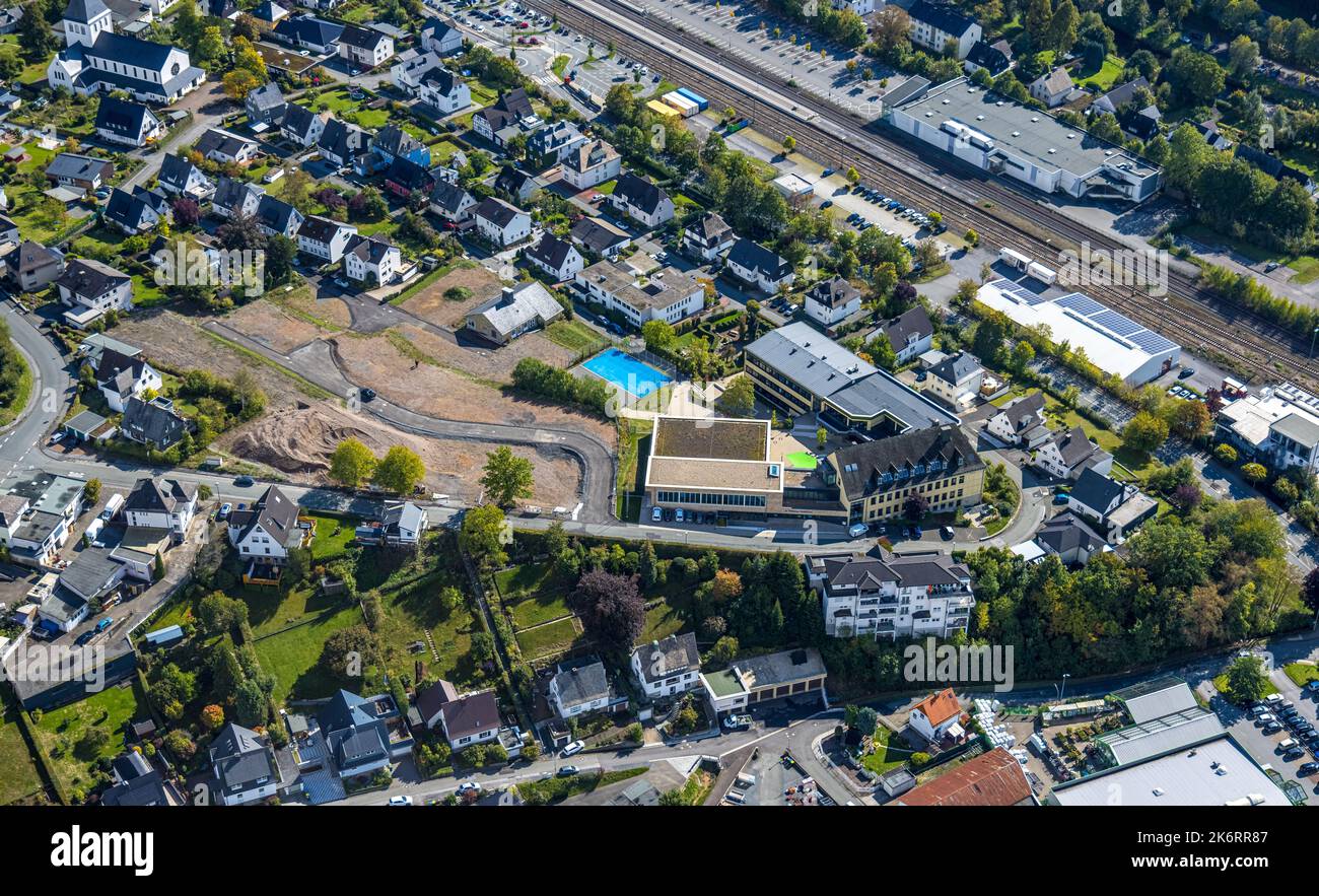 Vista aerea, cantiere di una cappella Klocken e St. Scuola secondaria Walburga, stazione ferroviaria di Meschede, città di Meschede, Meschede, Sauerland, Né Foto Stock