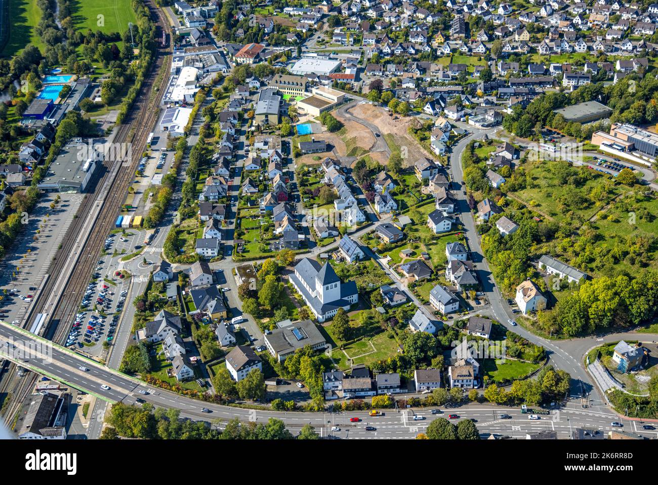 Vista aerea, cantiere di una cappella Klocken e St. Scuola secondaria Walburga, stazione ferroviaria di Meschede, città di Meschede, Meschede, Sauerland, Nord Foto Stock