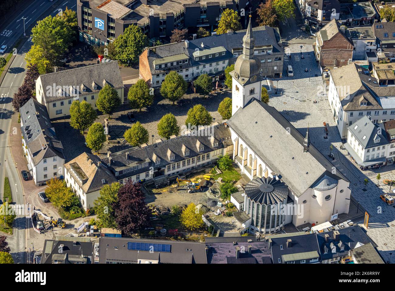 Vista aerea, Kath. Chiesa parrocchiale di San Walburga e ristrutturazione casa dei giovani St. Walburga, cantiere di ricostruzione Stiftsplatz, città di Meschede, MES Foto Stock