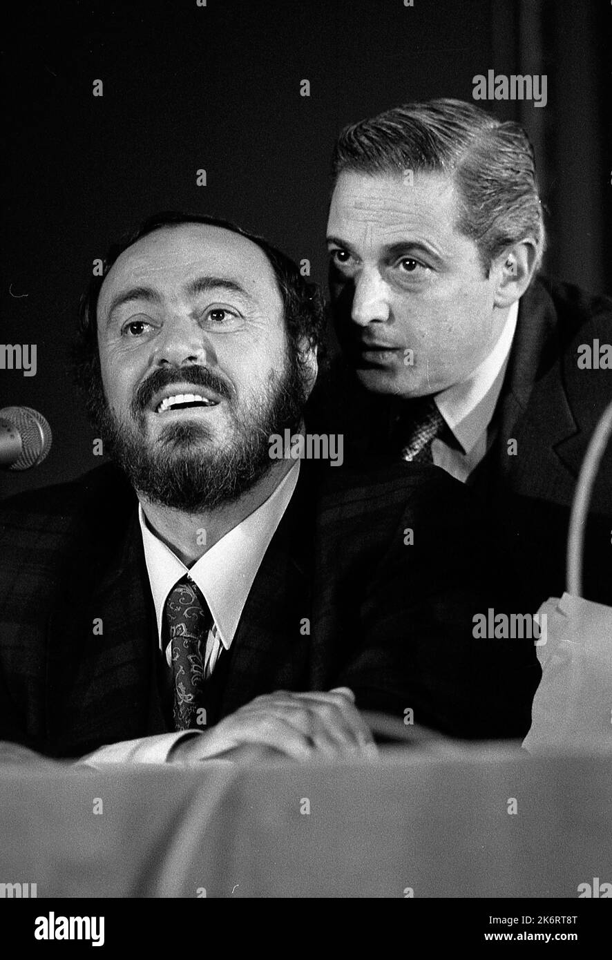 Luciano Pavarotti, tenore italiano, con Eugenio Scavo, responsabile per le relazioni con la stampa del Teatro Colón, durante una conferenza stampa che precede la performance di Pavarotti al Teatro Colón di Buenos Aires, Argentina Foto Stock