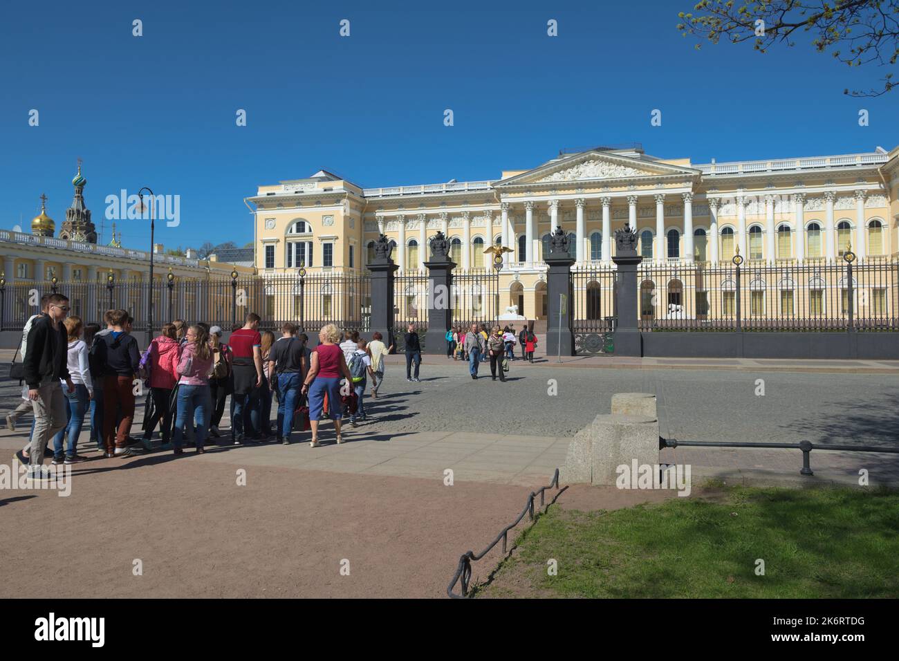 Gruppo di turisti che vanno all'ingresso principale del Museo Russo in St. Petersburg, Russia Foto Stock