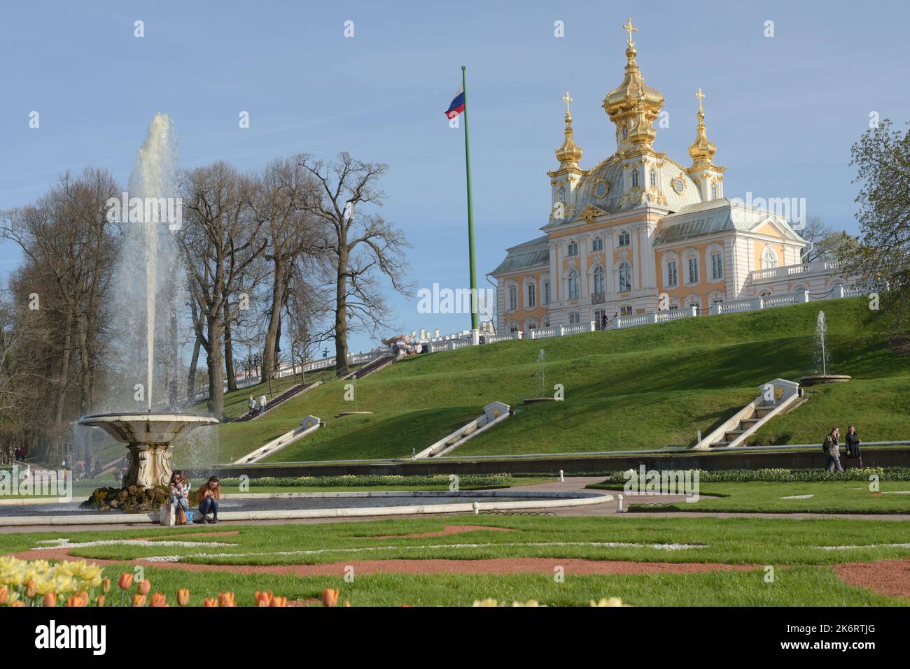 Fontana francese contro la Cappella Est che fiancheggia gli edifici centrali del Grand Peterhof Palace a San Pietroburgo, Russia Foto Stock