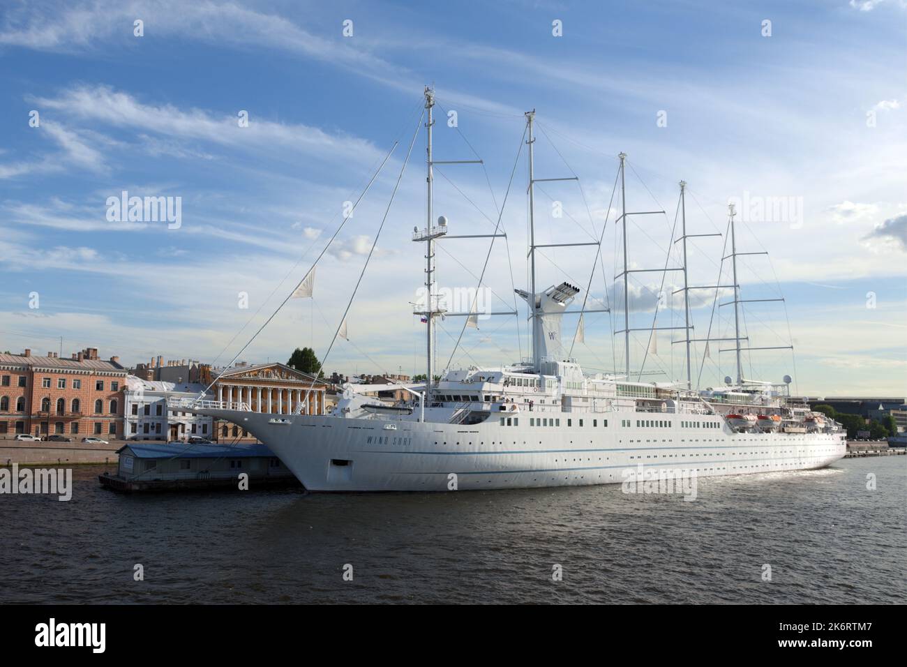 Cruise Liner Wind Surf of Windstar Cruises linee di lusso al molo inglese Embankment a San Pietroburgo, Russia Foto Stock