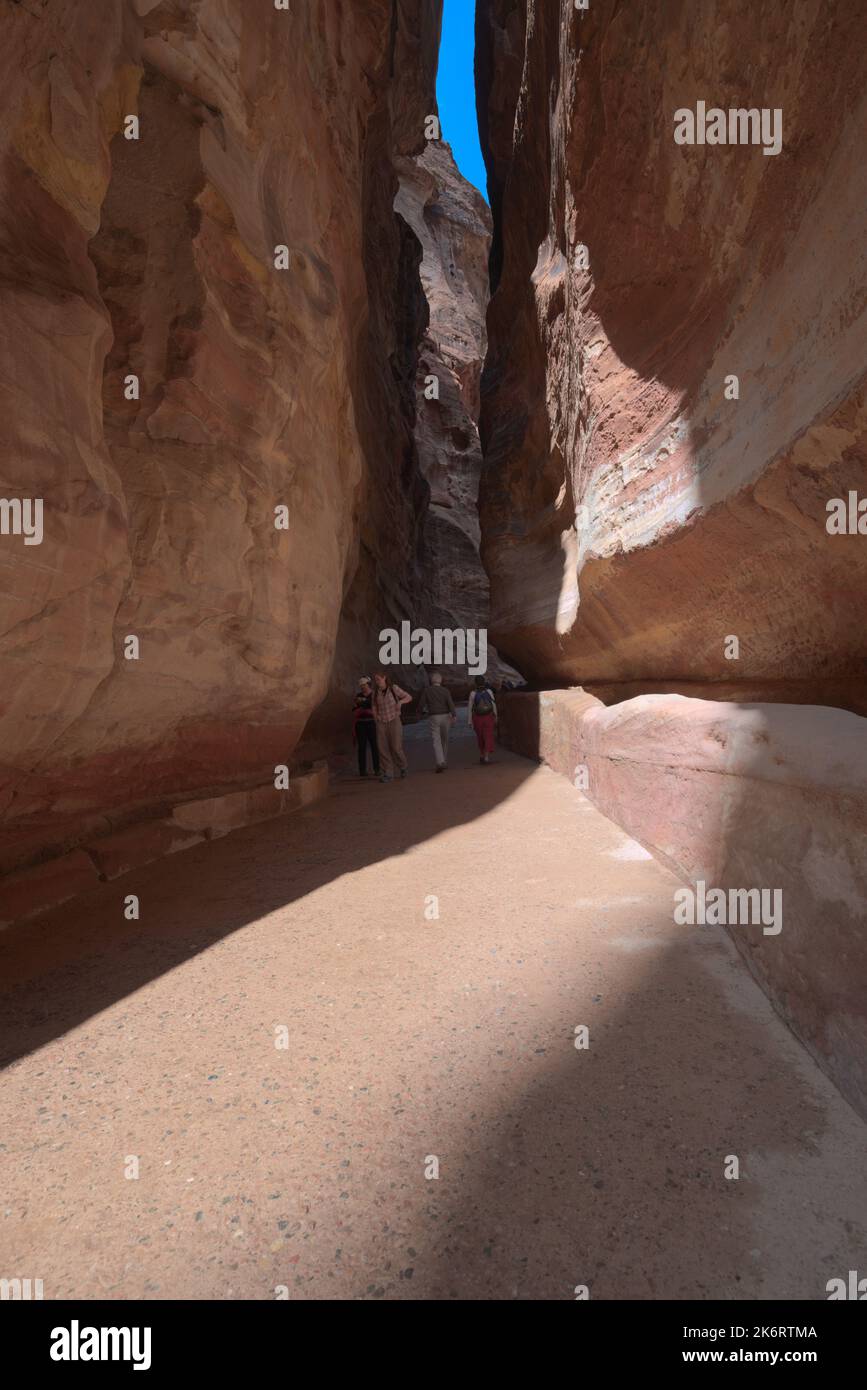Turisti a Siq, il canyon nell'antica città di Petra, Giordania, patrimonio dell'umanità dell'UNESCO Foto Stock