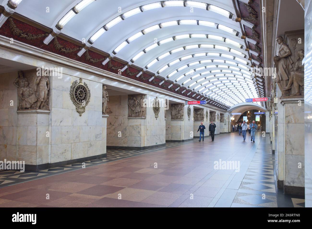 Persone sulla stazione della metropolitana Narvskaya a San Pietroburgo, Russia. Aperta nel 1955, la stazione è elencata come patrimonio culturale regionale dal 2011 Foto Stock