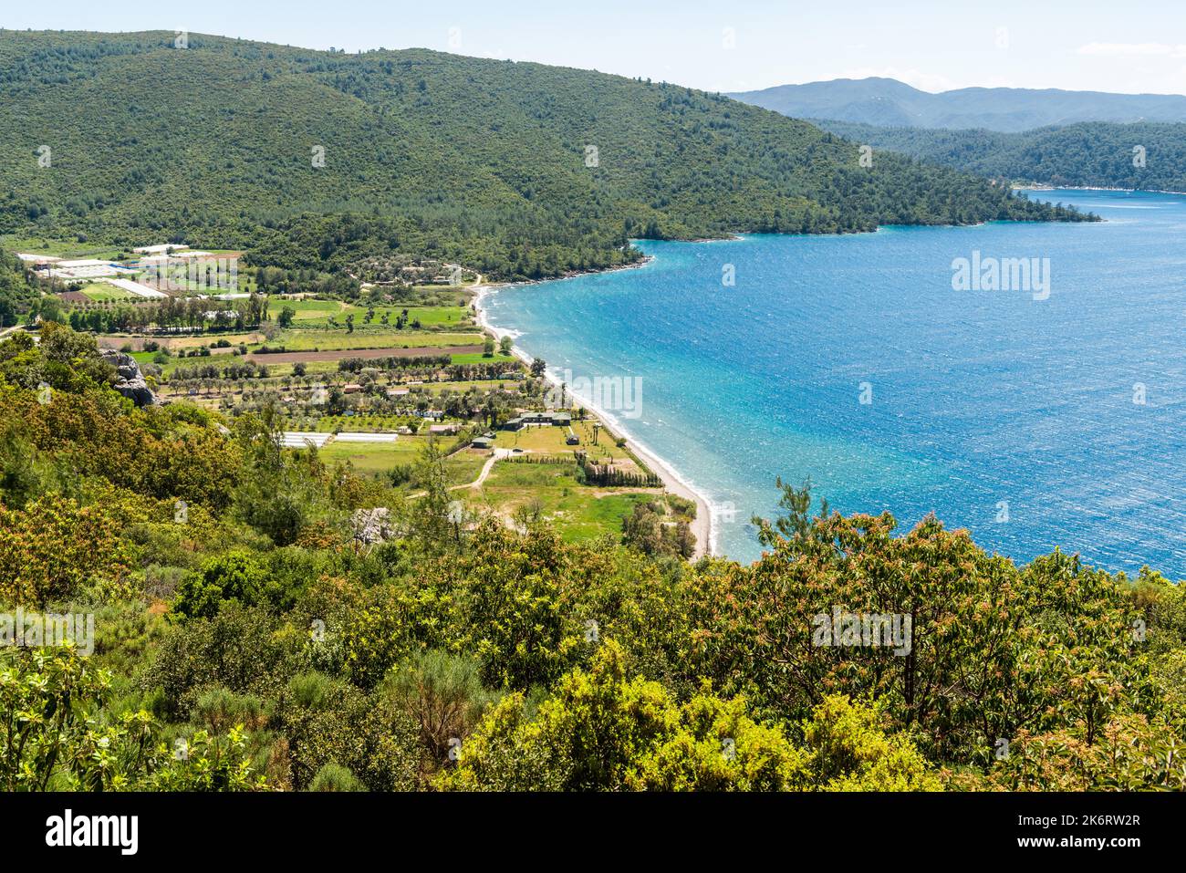 Vista sul villaggio di Karaca lungo la costa del Golfo di Gokova nella provincia di Mugla in Turchia Foto Stock