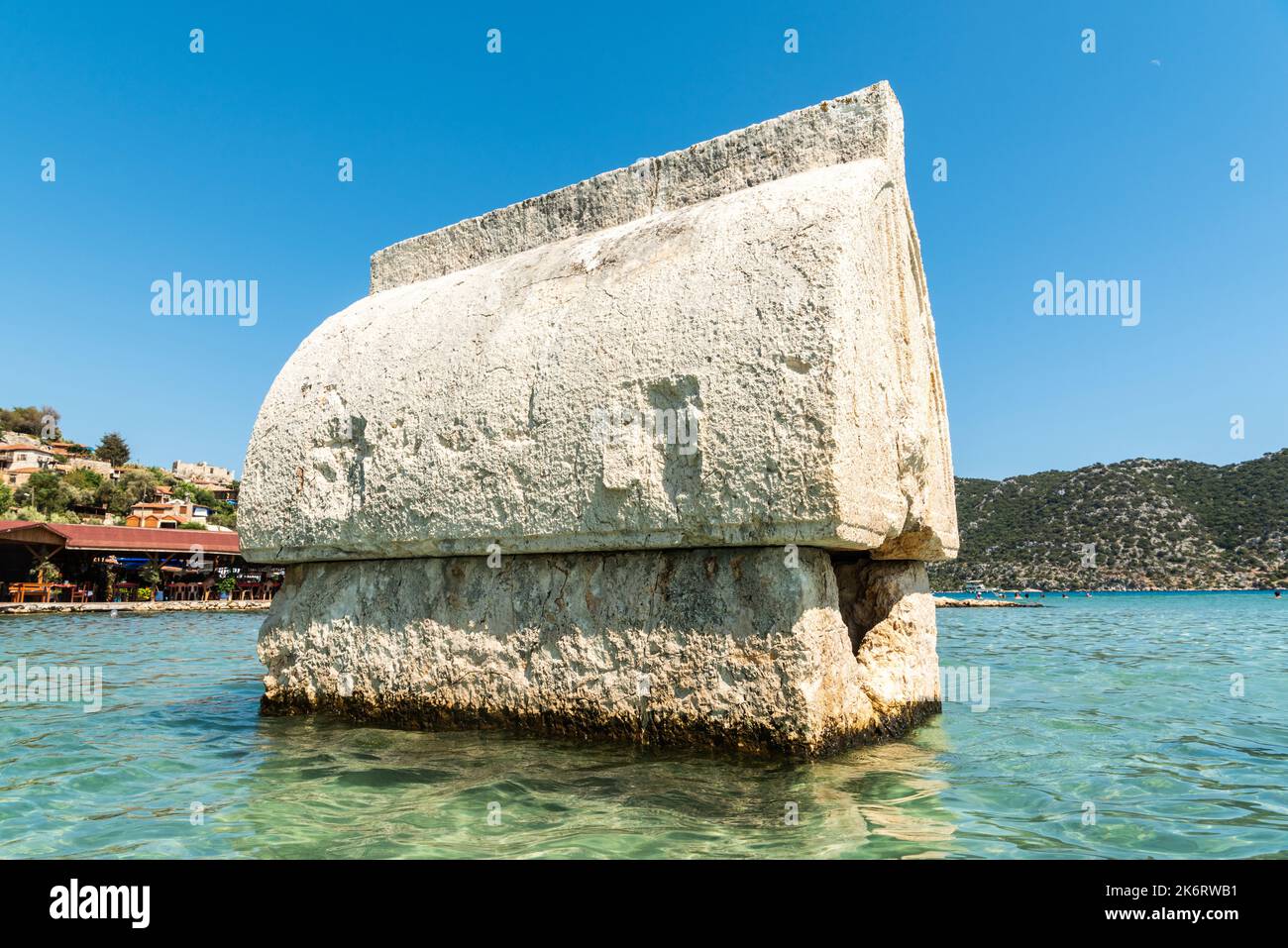 Tomba sarcofago Licia semi-sommersa sulla riva del villaggio di Kalekoy del distretto di Demre nella provincia di Antalya in Turchia. Foto Stock