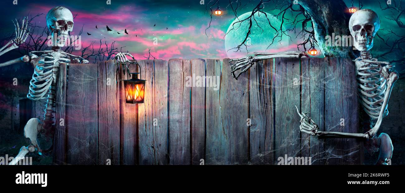 Halloween Party - scheletri con banner in legno nelle notti di Spooky Foto Stock