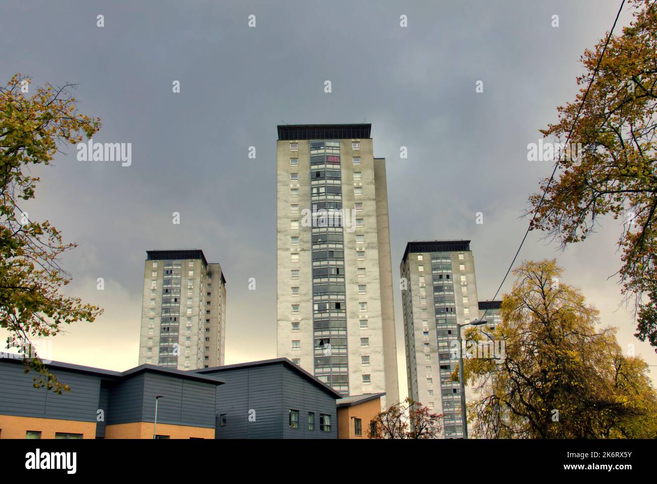 Lincoln avenue council che ospita architettura brutalista moderne torri in cemento Glasgow, Scozia, Regno Unito Foto Stock