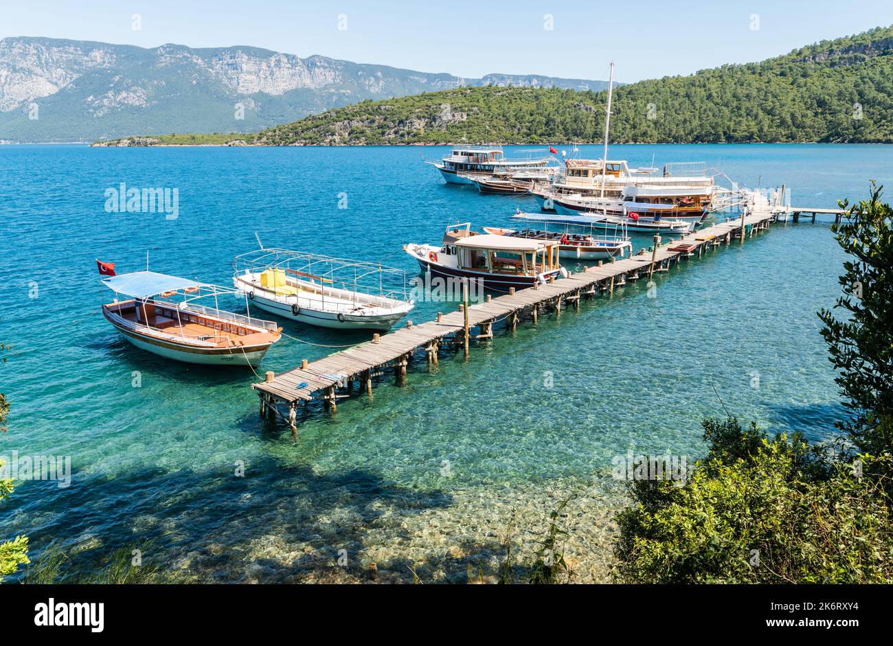 Camli, Mugla, Turchia – 22 aprile 2021. Molo nel villaggio di Camli con barche in partenza per l'isola di Kleopatra nel Golfo di Gokova, in provincia di Mugla, in Turca Foto Stock