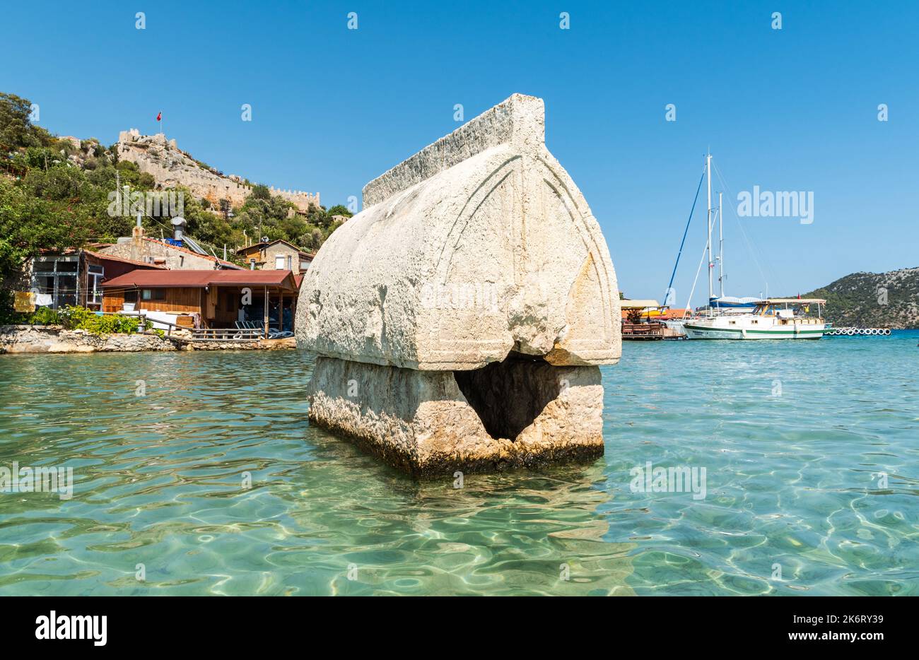 Kalekoy, Antalya, Turchia – 14 agosto 2021. Tomba semi-sommersa del sarcofago Liciano sulla riva del villaggio di Kalekoy nel distretto di Demre in Antaly Foto Stock