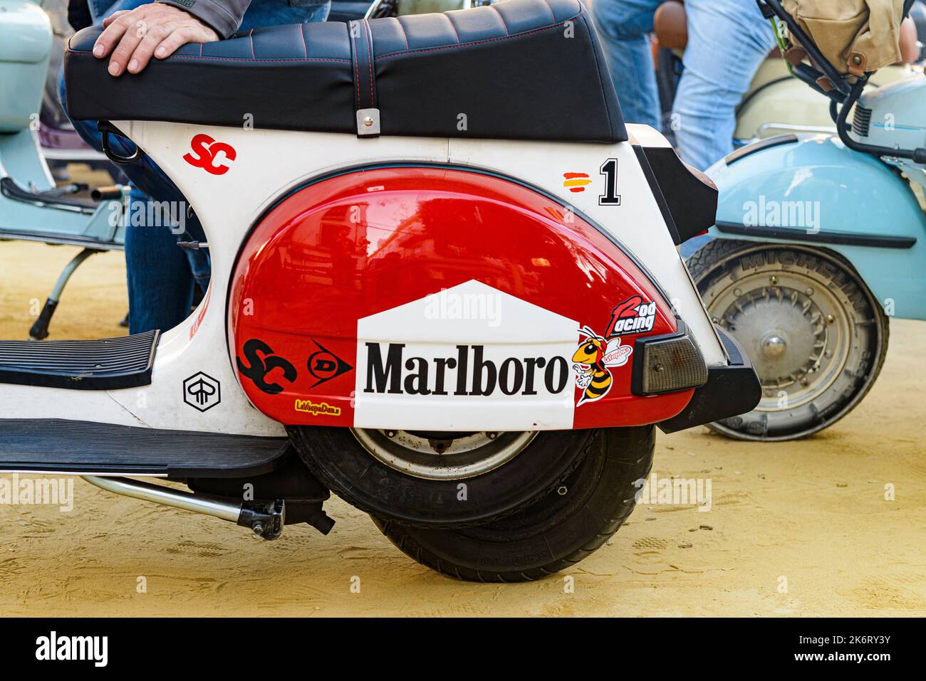 Arahal, Seville.Spain. Ottobre 15, 2022. Particolare di un disegno decorativo di una Vespa. Foto Stock