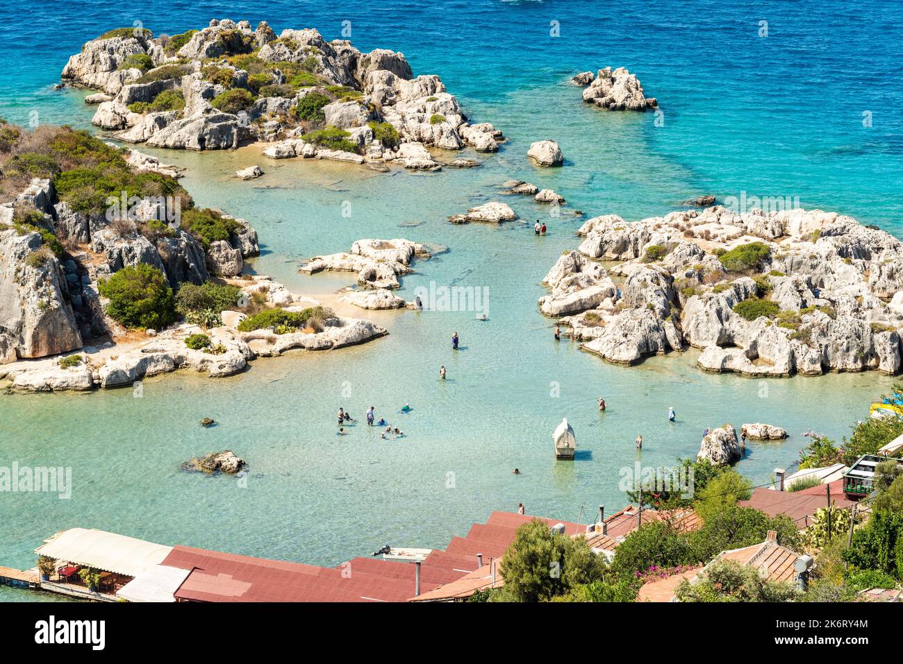 Kalekoy, Antalya, Turchia – 15 agosto 2021. Vista su piccoli isolotti e tombe semi-sommerse di sarcofago Liciano lungo la costa del villaggio di Kalekoy Foto Stock